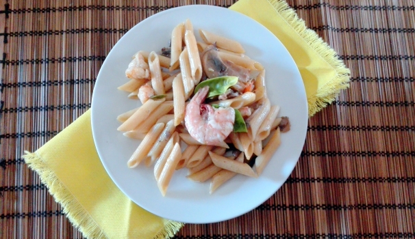 La pasta di farro con funghi e mazzancolle è pronta per essere servita.