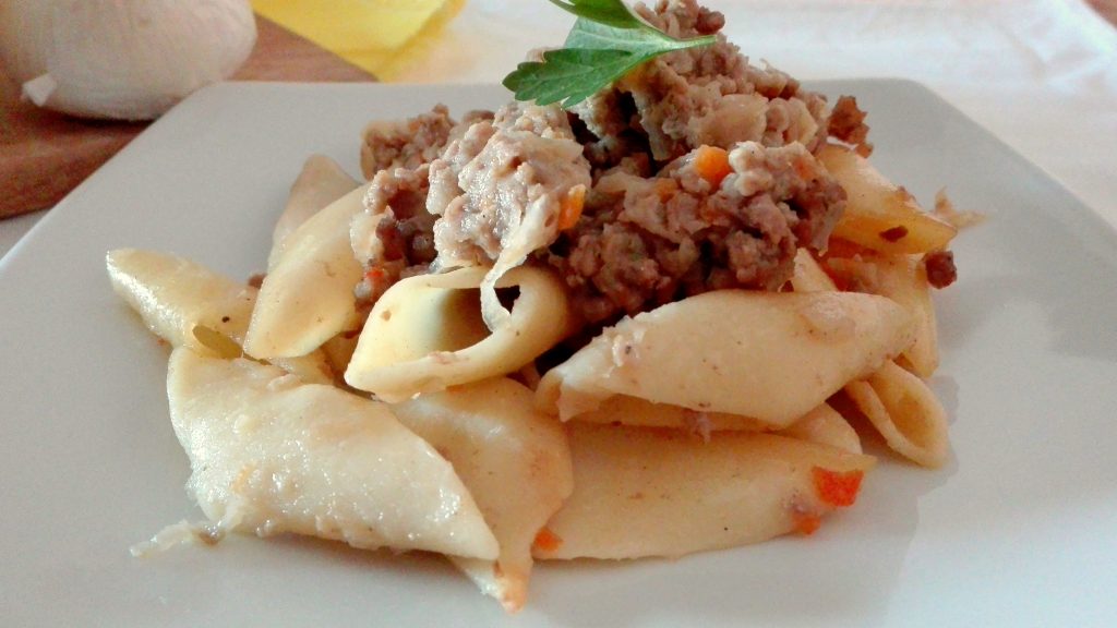 Pasta alla genovese con salsiccia