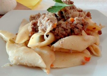 Pasta alla genovese con salsiccia