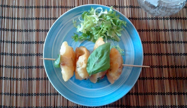 Servite le vostre pizzette fritte con basilico, pomodorini e mortadella ancora calde.