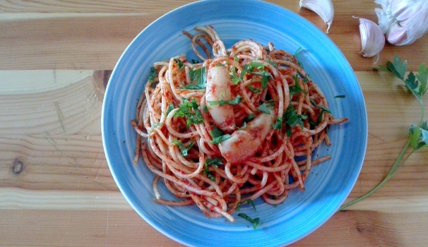 La pasta con le seppie è pronta per essere servita ai vostri ospiti.