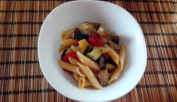 La pasta fredda con verdure è pronta per essere servita.