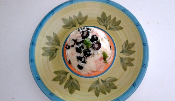 Il cous cous con salmone e olive è pronto per essere gustato.