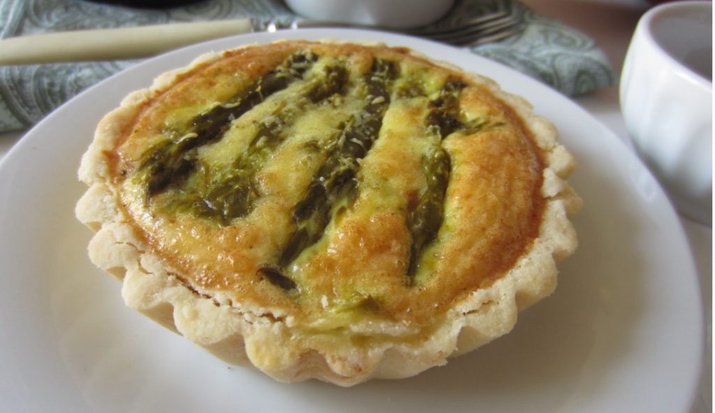 Mini quiche con asparagi e pasta frolla salata