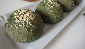 Panini con alga spirulina e sesamo Panini con alga spirulina e sesamo