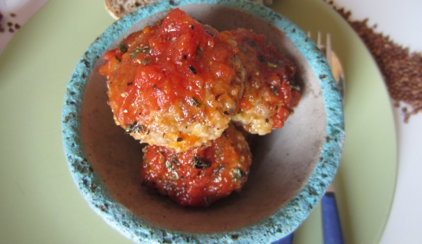 Servite le polpette di grano saraceno in umido accompagnate con del pane o dell’insalata.