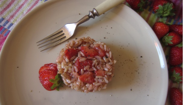 Servite il risotto alle fragole profumato appena pronto.