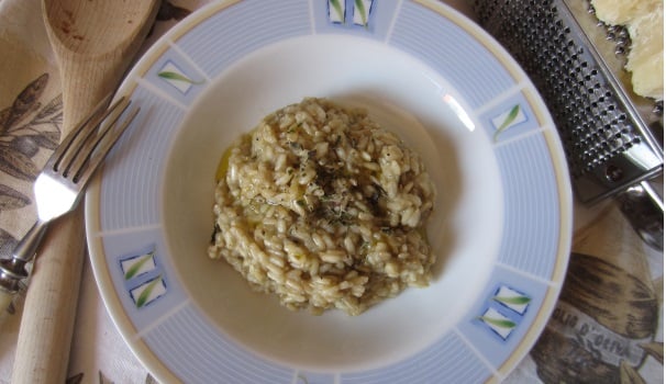 Il risotto con crema di melanzane è pronto per essere gustato.