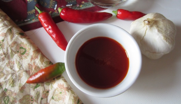 Servite la salsa sriracha per accompagnare i vostri piatti preferiti, ma usatela con moderazione, ha un sapore davvero intenso!