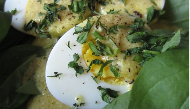 Servite le uova in salsa di senape con le patate oppure con una semplice insalata.
 