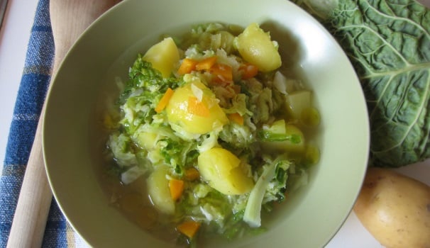 Servite la zuppa di verza calda oppure fredda con un filo di olio.