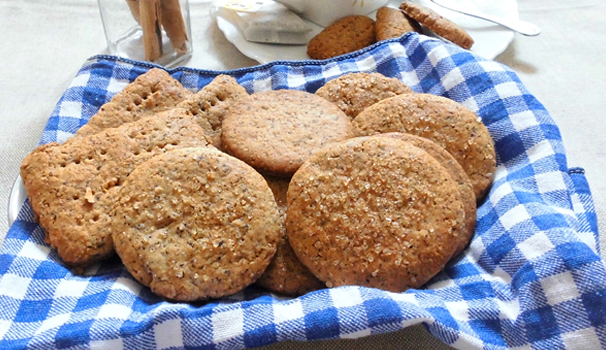 Una volta sfornati fate raffreddare i vostri biscotti di segale, grano saraceno e farro prima di servirli.