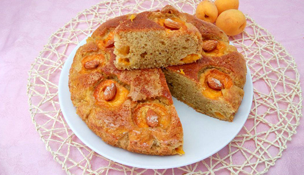 Una volta raffreddata potete servire la vostra torta di albicocche con bimby sia per colazione che per una sana merenda.