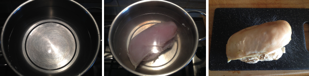 Poi dovete preparare il pollo. Mettete sul fuoco una pentola con abbondante acqua salata, portate ad ebollizione e aggiungetevi il petto di pollo intero. Fate cuocere per 40 minuti a fuoco lento, poi tiratelo fuori dall’acqua e lasciatelo intiepidire.