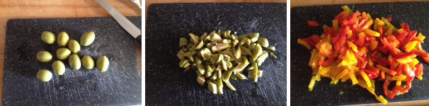 Prendete le olive, scolatele dalla salamoia, snocciolatele e tagliatele a piccoli pezzi. Scolate anche i peperoni rossi e gialli sottaceto e tagliateli anche questi a piccoli pezzi.