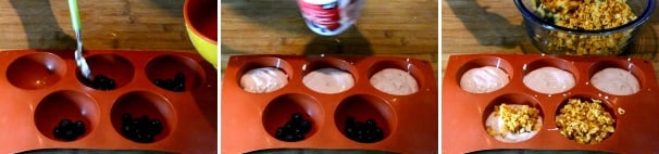 Prendete uno stampino e per prima cosa versate dentro i mirtilli, aggiungete lo yogurt ai frutti di bosco e ricoprite il tutto del composto di cereali sistemandoli bene anche con le mani.
 