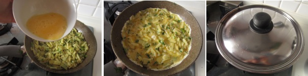 Versate le uova sulle patate in modo omogeneo e abbassate la fiamma. Quando i bordi inizieranno a solidificarsi, coprite la frittata con un coperchio. Cuocete coperto per circa 3 minuti, poi girate la frittata e cuocete dall’altra parte.