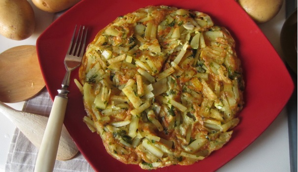 Ed ecco pronta la vostra deliziosa frittata di patate, la soluzione ideale per ogni pasto.