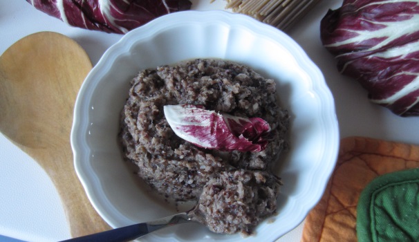 Ed ecco pronto il vostro delizioso pesto al radicchio, perfetto per condire pasta o riso, ma anche da mangiare spalmato su del pane.