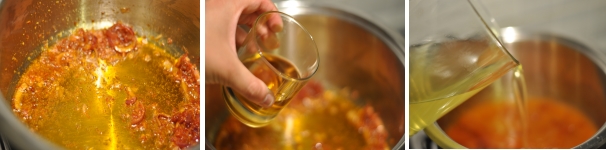 Lasciate amalgamare bene tutti gli ingredienti, poi sfumate con l’armagnac e fate evaporare l’alcool per un paio di minuti.  Ora aggiungete il brodo filtrato così da creare il fondo per la zuppetta.