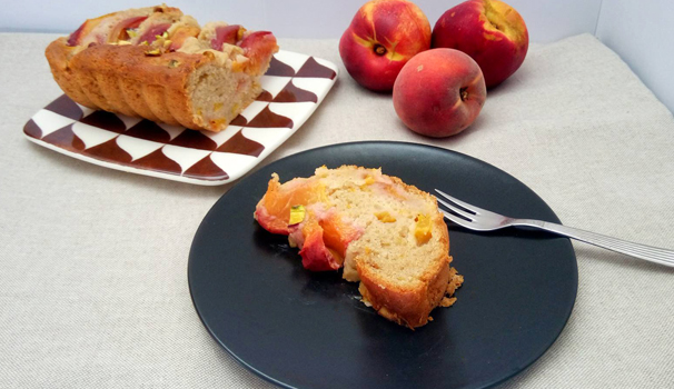 Ed ecco pronto da servire un buonissimo plumcake alle pesche vegan.