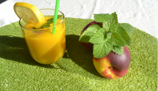 Dopo aver frullato ancora qualche istante, versate il tutto in un bicchiere, disponete la fetta di limone, le foglie di menta limonata in superficie ed il vostro smoothie pesca e mango è pronto!