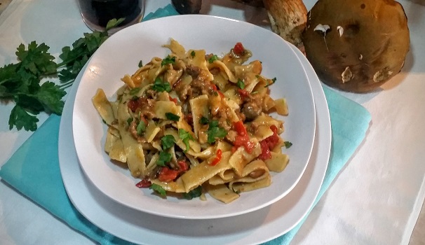 Ed ecco le pappardelle ai funghi porcini e salsiccia pronte per essere servite.