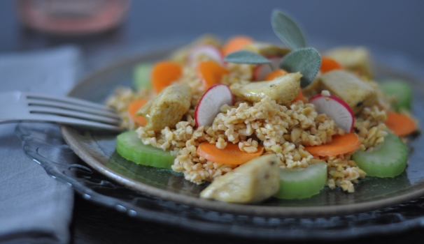 Ed ecco il bulgur con pollo e verdure croccanti pronto per essere portato in tavola!