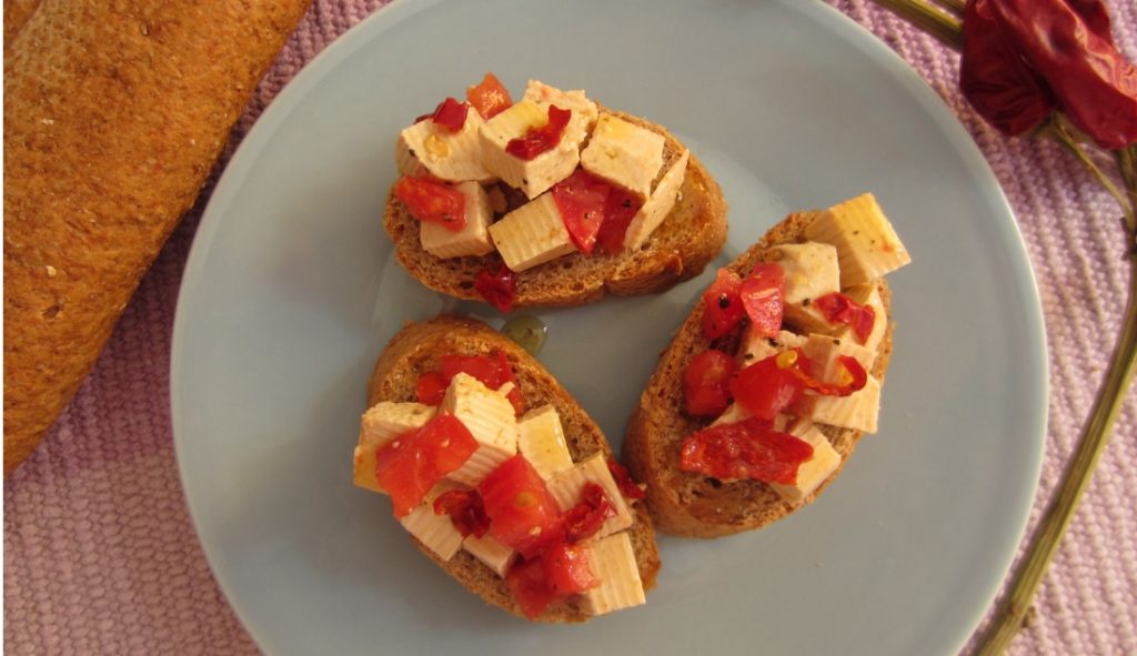 Crostini con tofu piccante e pomodoro