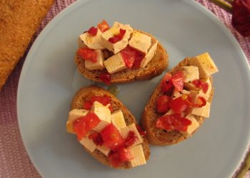 Crostini con tofu piccante e pomodoro