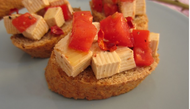 Ed ecco pronti i vostri crostini con tofu piccante, freschi e leggeri.