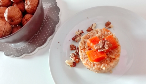 Il risotto integrale con zucca e noci è pronto per essere servito ai vostri ospiti.