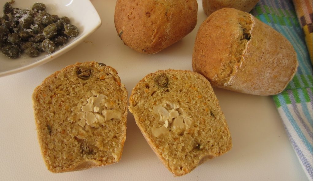 Muffin con tofu, carote e capperi lievitati