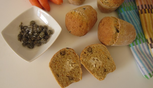 Ed ecco i muffin salati con tofu, carote e capperi appena sfornati.