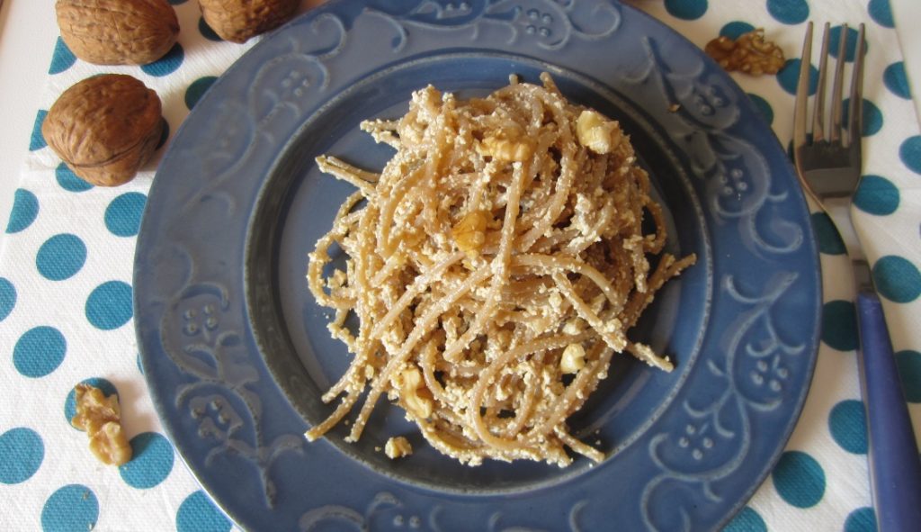 Spaghetti con tofu e noci