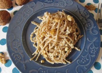 Spaghetti con tofu e noci