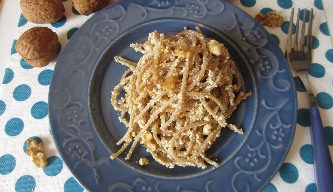 Spaghetti con tofu e noci