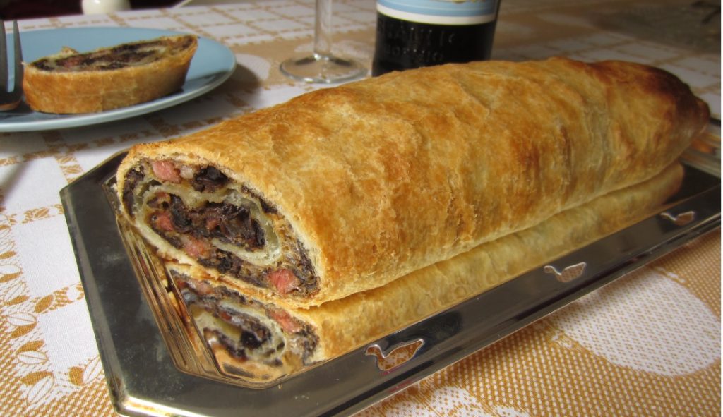 Strudel con funghi secchi e pamcetta affumicata