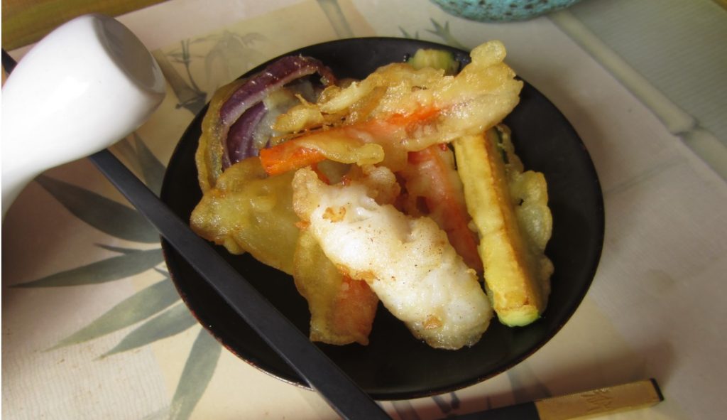 Tempura giapponese di verdure e scampo