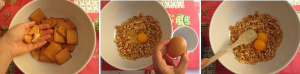 Sbriciolate oppure frullate i biscotti. Unite un uovo e un tuorlo. Rimescolate bene per ottenere una consistenza compatta e pastosa.
