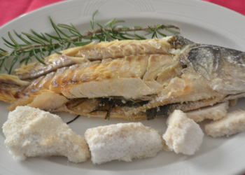 branzino in crosta di sale foto fine principale