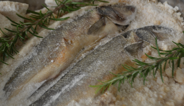 Dopo aver cotto in forno statico a 180 gradi per 40 minuti ecco pronto il branzino in crosta di sale.