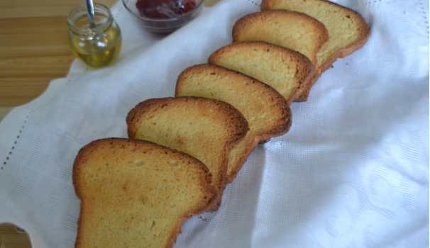 Una volta raffreddate, ecco pronte da gustare le vostre fette biscottate fatte in casa.