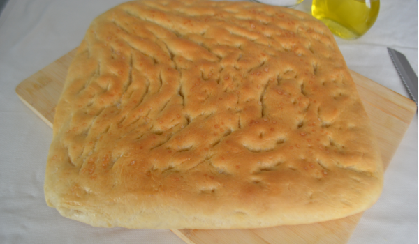 Dopo aver cotto 15 minuti a 200 gradi in forno statico preriscaldato ecco pronta la vostra focaccia genovese.