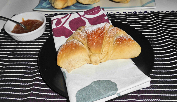 Una volta raffreddati potete farcire i cornetti sfogliati con bimby con la confettura o la crema che preferite, ed infine una spolverata di zucchero a velo che non guasta mai!