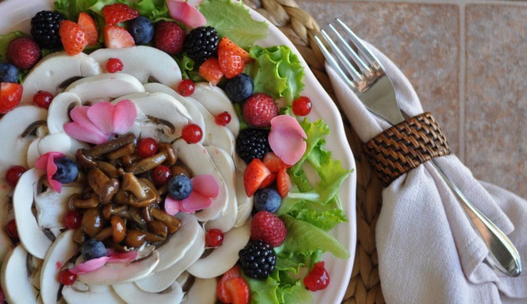 insalata di funghi e frutti di bosco