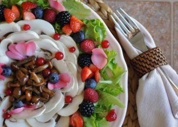 insalata di funghi e frutti di bosco