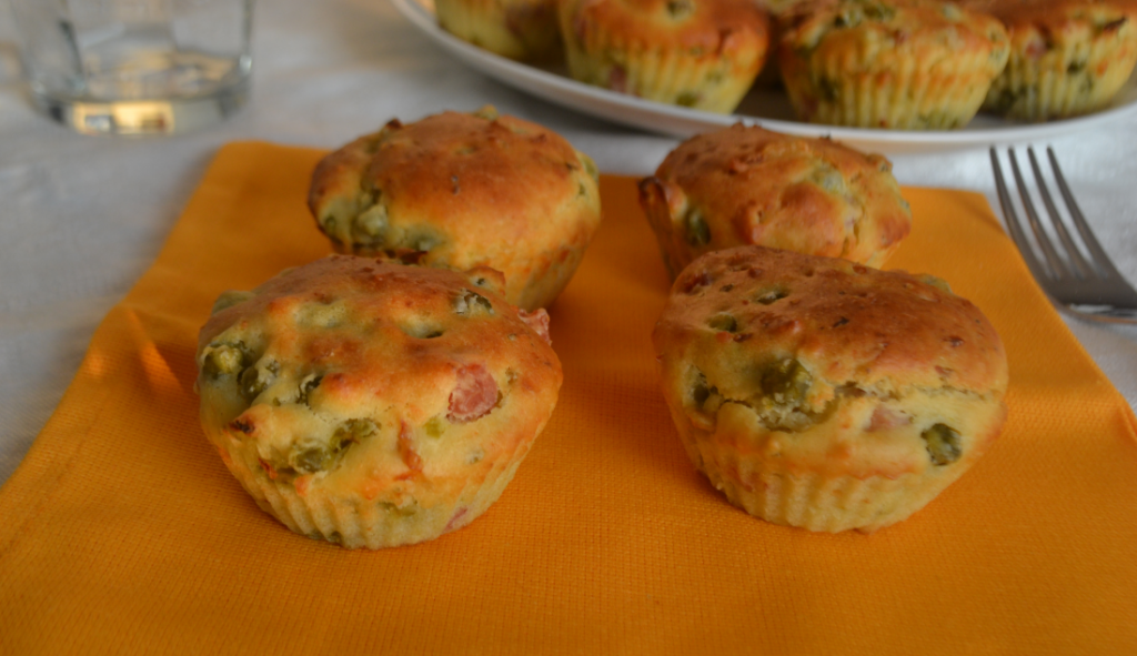 muffin salati con prosciutto e piselli foto principale