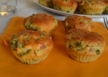 muffin salati con prosciutto e piselli foto principale