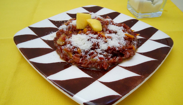 Infine spolverizzate il vostro piatto di riso rosso con mango e carote con del Parmigiano Reggiano grattugiato prima di servirlo.